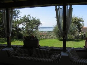 Property grounds - Villa with swimming pool and garden- San Feliciano, Trasimeno lake (San Feliciano)