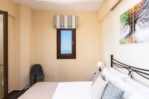 2 bedrooms, in-room safe, iron/ironing board, free WiFi - Family Villa w/Private Pool, BBQ area and Sea View (Kirianna)