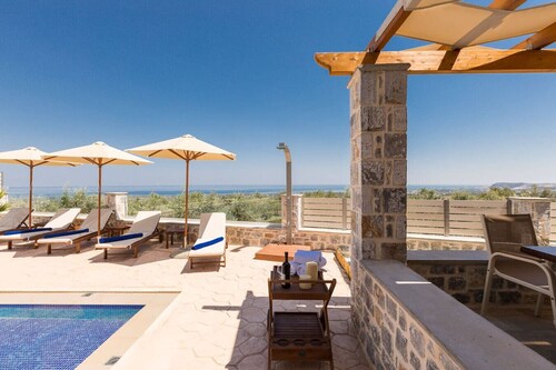 Family Villa w/Private Pool, BBQ area and Sea View