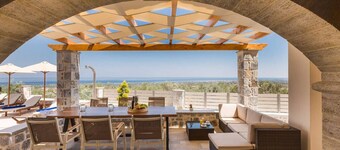 Family Villa w/Private Pool, BBQ area and Sea View