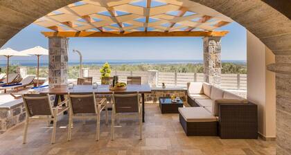 Family Villa w/Private Pool, BBQ area and Sea View