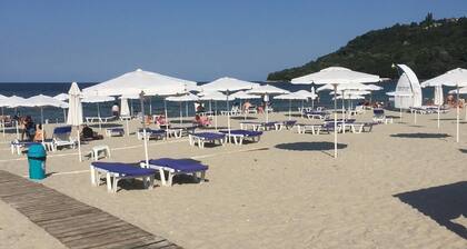 ylellinen huvila merinäköalalla, oma uima-allas ja vuodepaikkoja 8