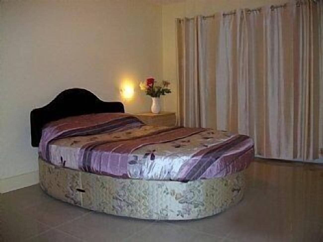 4 chambres, coffres-forts dans les chambres, fer et planche à repasser