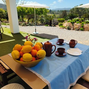 تناول الطعام بالخارج