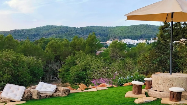 Une piscine offrant une vue sur un paysage montagneux.