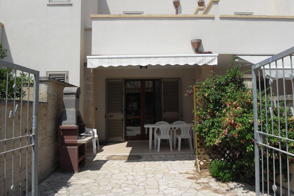 Elegant villa on three levels plus terrace with sea view.