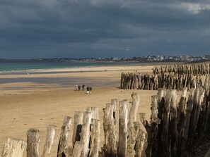 Plage à proximité, chaises longues