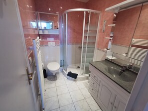 Douche, sèche-cheveux, serviettes fournies, papier toilette