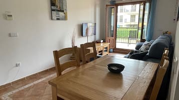 TV connectée, lecteur de DVD, livres, chaîne hi-fi