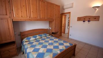 2 chambres, coffres-forts dans les chambres, fer et planche Ă  repasser