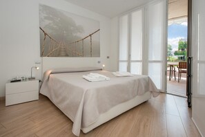 2 habitaciones, tabla de planchar con plancha y cuna de viaje
