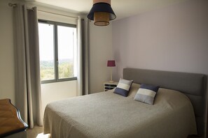 4 bedrooms, iron/ironing board, travel cot, free WiFi