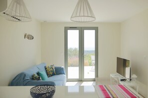 Smart-TV, Kamin, DVD-Player, Bücher