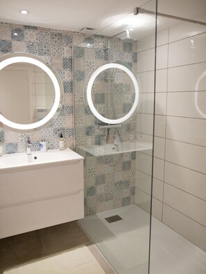 Shower, hair dryer, towels, soap