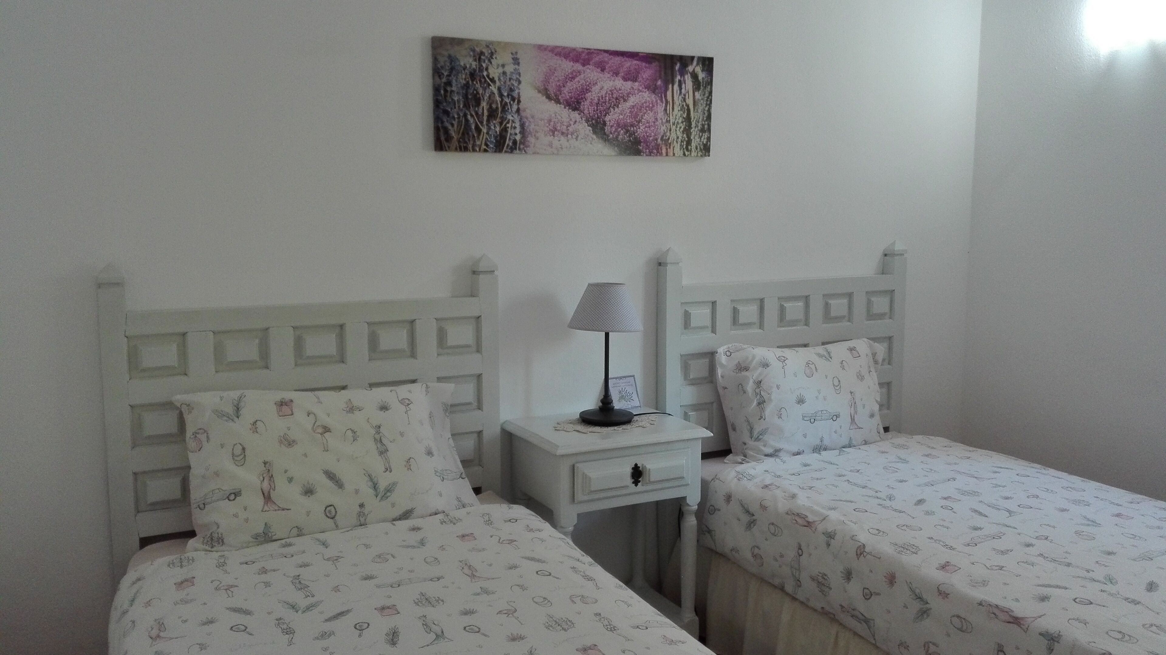 2 dormitoris, planxa i posts de planxar i un bressol de viatge 