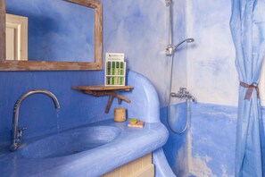 Douche, sèche-cheveux, serviettes fournies, savon