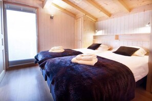 5 slaapkamers, een bureau, een strijkplank/strijkijzer, gratis wifi