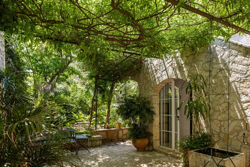 Lovely Cottage with Garden and Swimming Pool