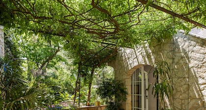 Lovely Cottage with Garden and Swimming Pool