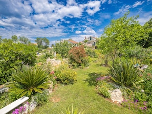 Property grounds - Mai's Cottage - Lovely Cottage with Garden and Swimming Pool (Stari Grad)