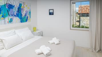 3 bedrooms, iron/ironing board, travel crib, free WiFi