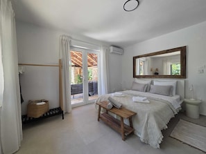 3 bedrooms, iron/ironing board, travel crib, free WiFi - Mai's Cottage - Lovely Cottage with Garden and Swimming Pool (Stari Grad)