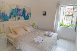 3 bedrooms, iron/ironing board, travel cot, free WiFi - Lovely Cottage with Garden and Swimming Pool (Stari Grad)