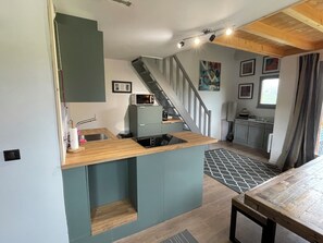 Fridge, microwave, oven, stovetop - Apartment Harikoa, sleeps 5, next to piste, Col de Merdassier. (Manigod)