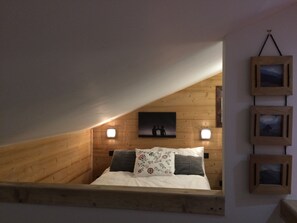 2 bedrooms, free WiFi, bed sheets - Apartment Harikoa, sleeps 5, next to piste, Col de Merdassier. (Manigod)