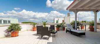 Ático luminoso con gran terraza amueblada.