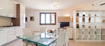 Lyst toppleilighet med stor møblert terrasse 