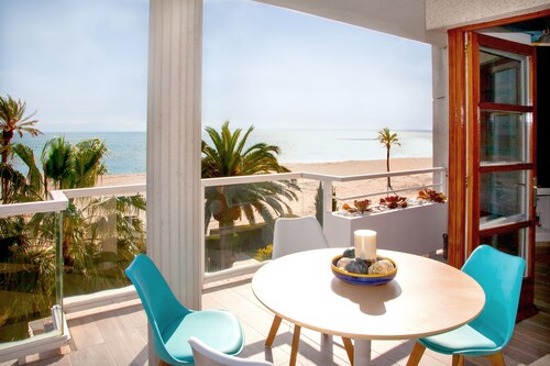 LUXURIOUS PENTHOUSE ON THE BEACH (MODERN DESIGN)