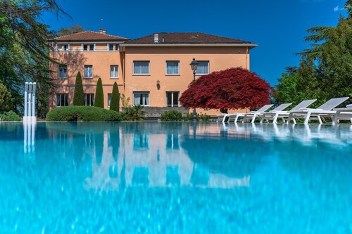 Luxuriöse Villa auf einem Hügel, 30000 qm großer weltlicher Park, riesiger Swimmingpool