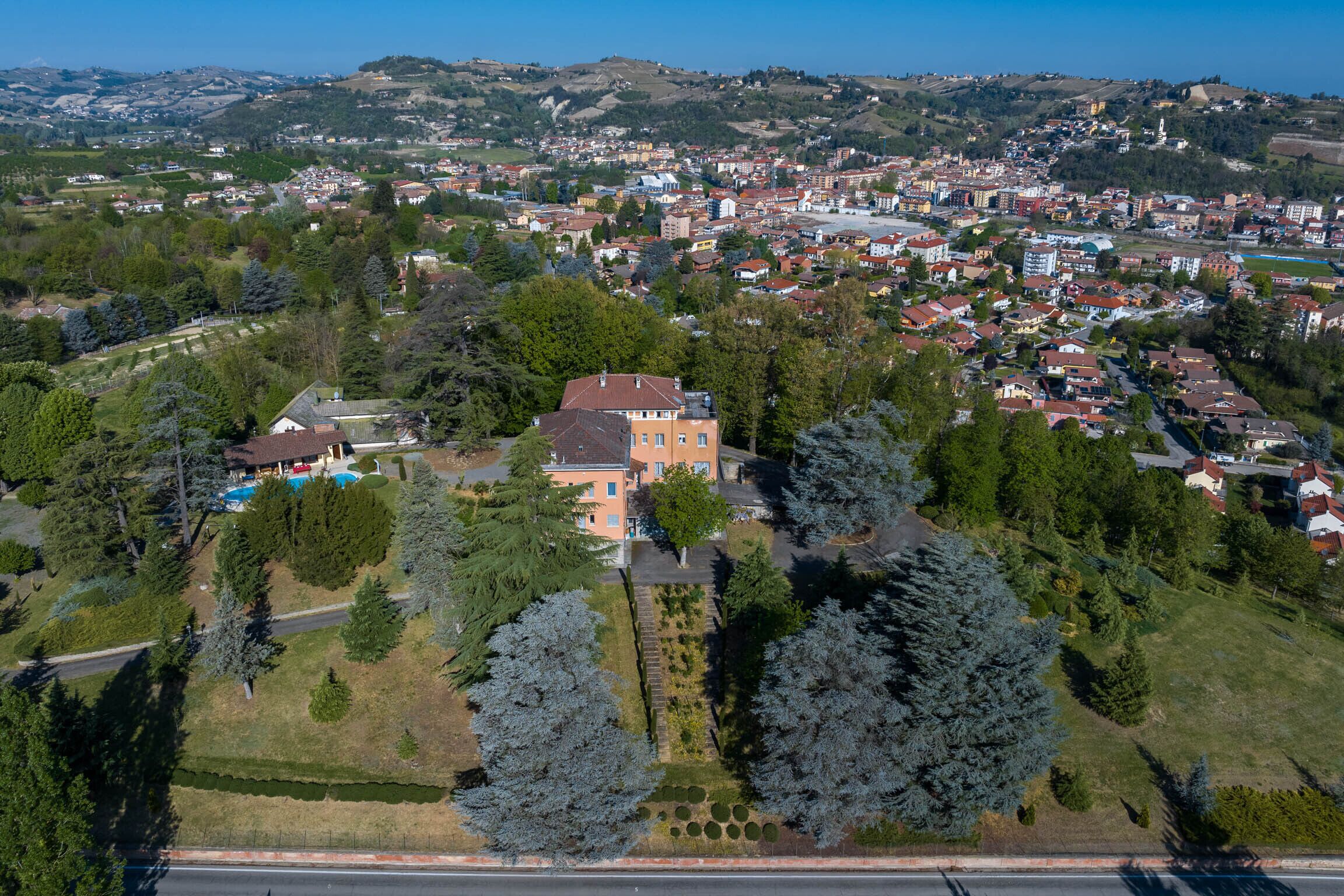 Luxury Hilltop Villa - 30.000 sqm Secular Park - Large Swimming Pool 