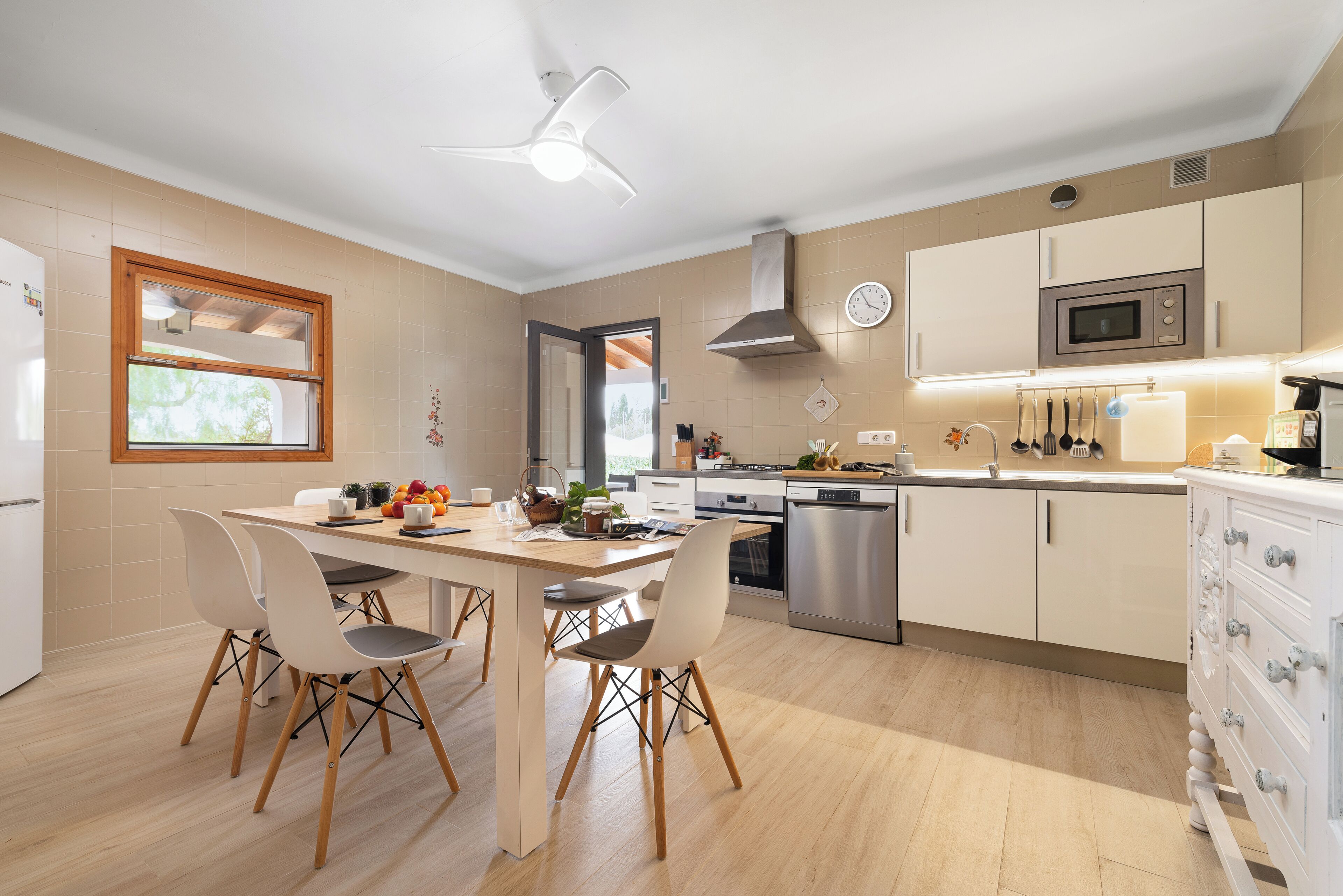 Kylskåp, mikrovågsugn, ugn och spishäll