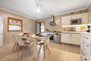 Een koelkast, een microgolfoven, een oven, een kookplaat