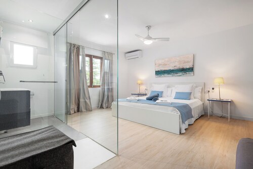 Tennisplatz / Chalet vor Kurzem renoviert, alle Möbel sowie der  Pool sind neu