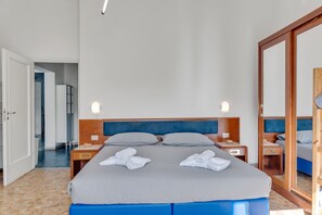 4 habitaciones, tabla de planchar con plancha, wifi y ropa de cama 
