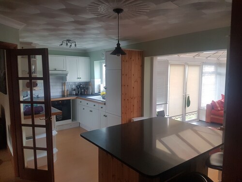 Spacious House, Just Five Minutes Walk From Beach, Perfect for Families/Surfers