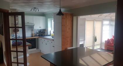 Spacious House, Just Five Minutes Walk From Beach, Perfect for Families/Surfers