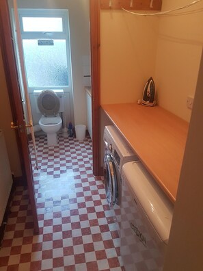 Hair dryer, towels - Spacious House, Just Five Minutes Walk From Beach, Perfect for Families/Surfers (Bude)