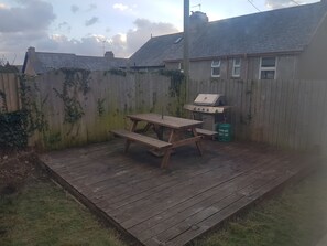 Outdoor dining - Spacious House, Just Five Minutes Walk From Beach, Perfect for Families/Surfers (Bude)