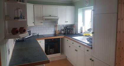 Maison spacieuse, Ă  seulement cinq minutes Ă  pied de la plage, parfaite pour les familles / surfeurs