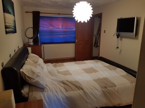 3 bedrooms, free WiFi, bed sheets - Spacious House, Just Five Minutes Walk From Beach, Perfect for Families/Surfers (Bude)