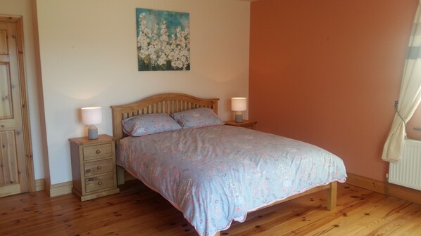 5 عدّة غرف نوم ومكواة/لوح كي وواي فاي وملاءات أسرّة