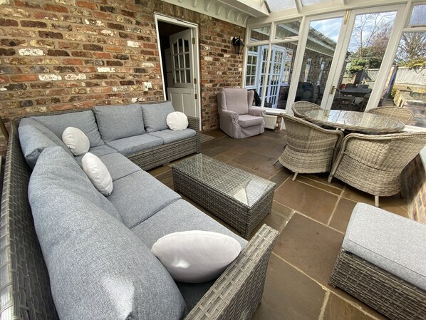 تلفزيون، مدفأة، مشغل دي في دي، كرة قدم الطاولة