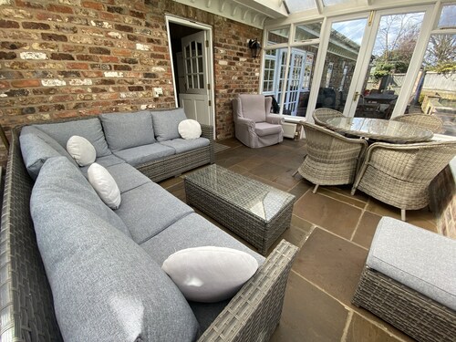 Large open plan cottage in conservation village just outside York. 3 night deals