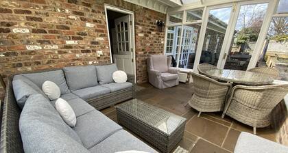 Suuri avoin mökki säilyttämistä kylässä aivan York