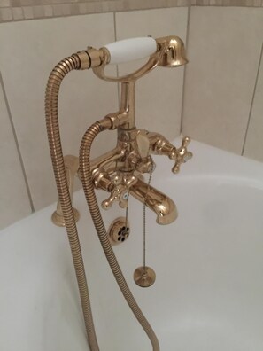 Badewanne, Handtücher, Toilettenpapier