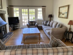 تلفزيون، مدفأة، مشغل دي في دي، كرة قدم الطاولة